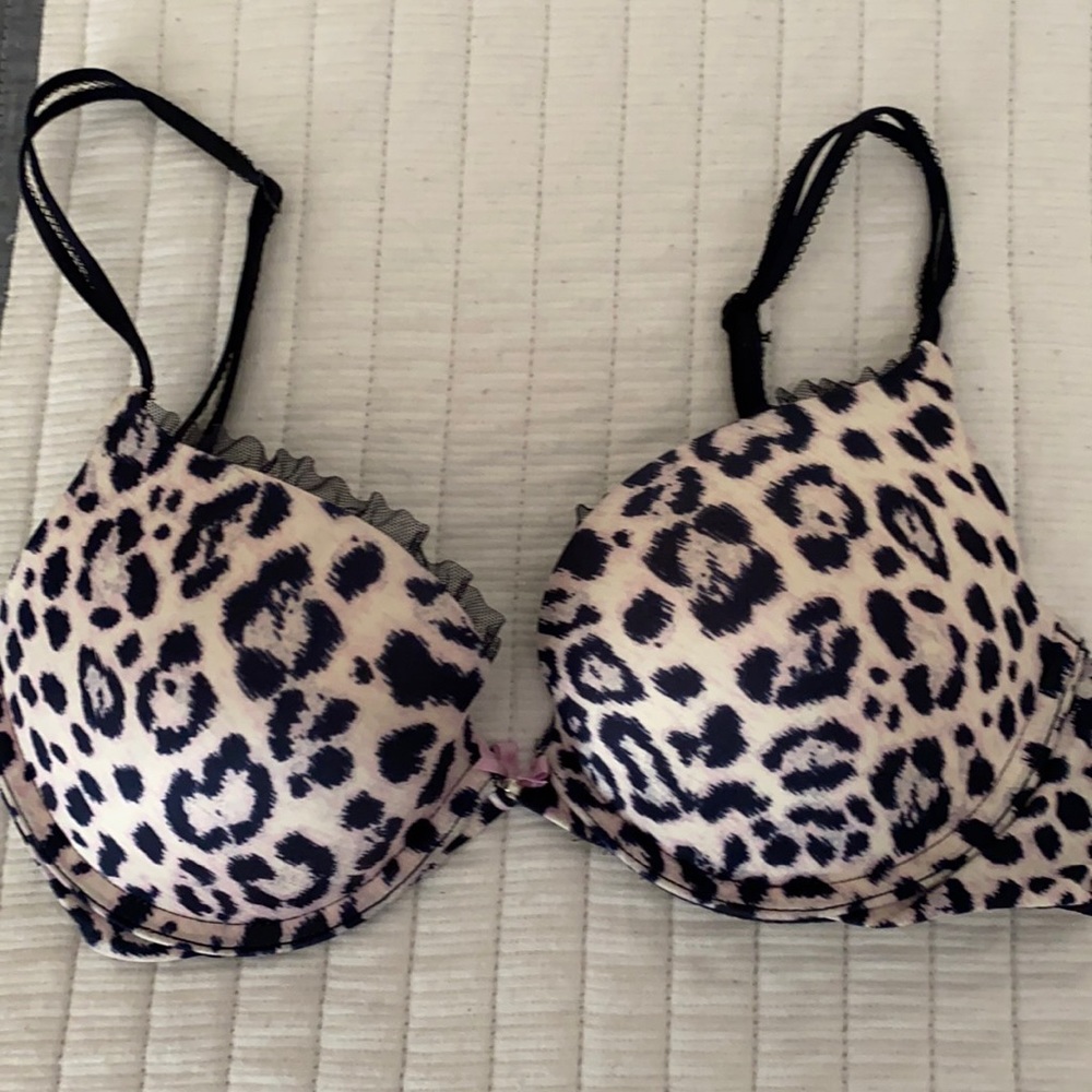 EUC Victoria’s Secret Very Sexy Push Up Bra 32D - Picture 1 of 8